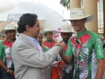 Ciclistas recorren 1100 kilómetros para promocionar atractivos turísticos de Manabí